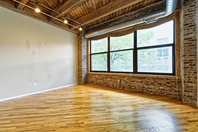 1040 W Adams Lofts Apartments