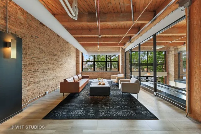 1040 W Adams Lofts Apartments