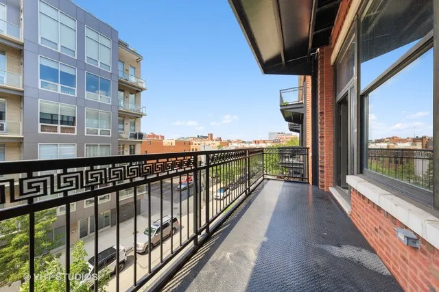 1040 W Adams Lofts Apartments