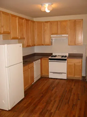 corner view of exterior of Barry Court Apartments at 722-26 West Barry Ave.