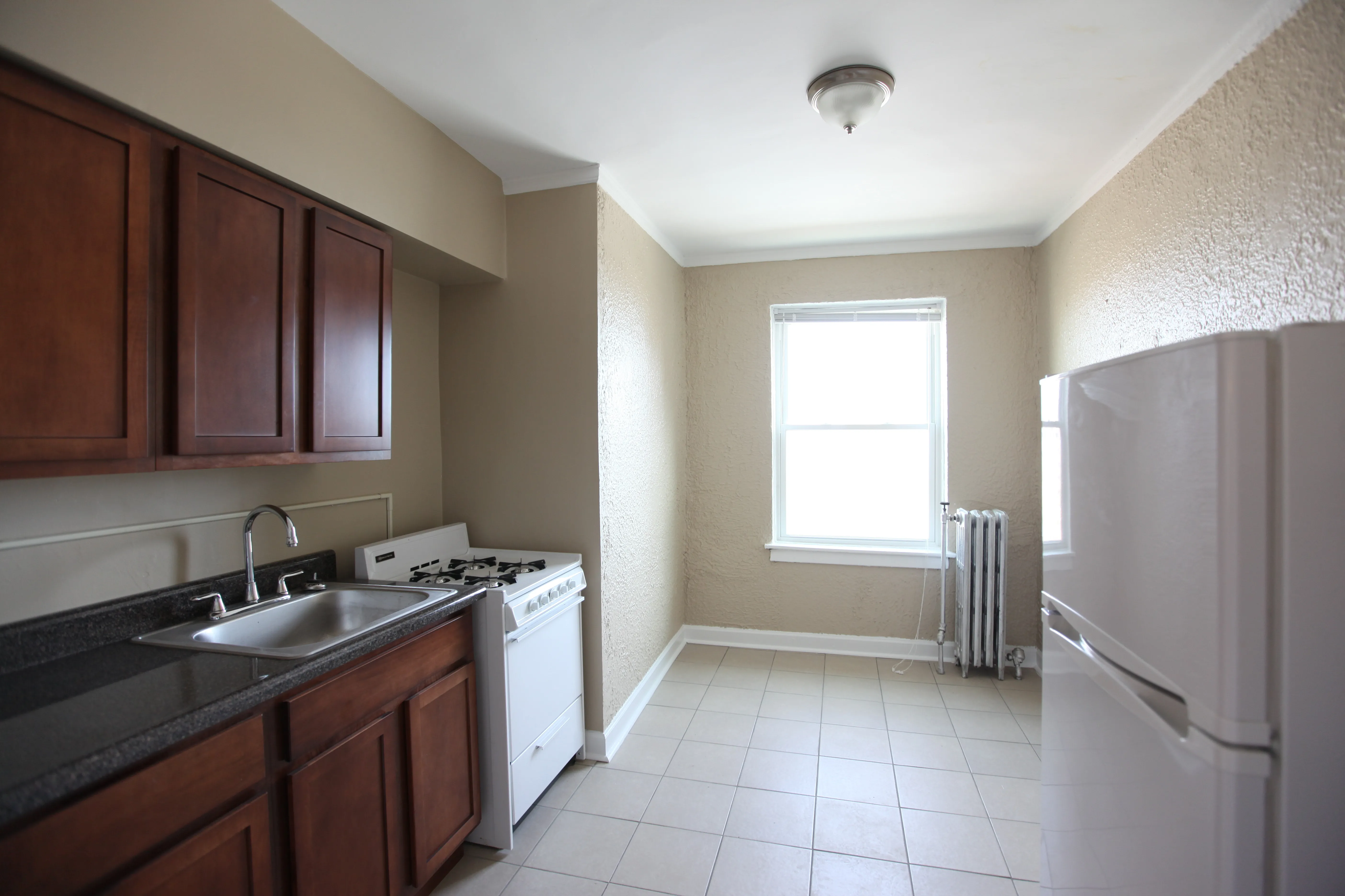 1061 W ROSEMONT AVE 60660-Coronado Apartments-unit#101-Chicago-IL