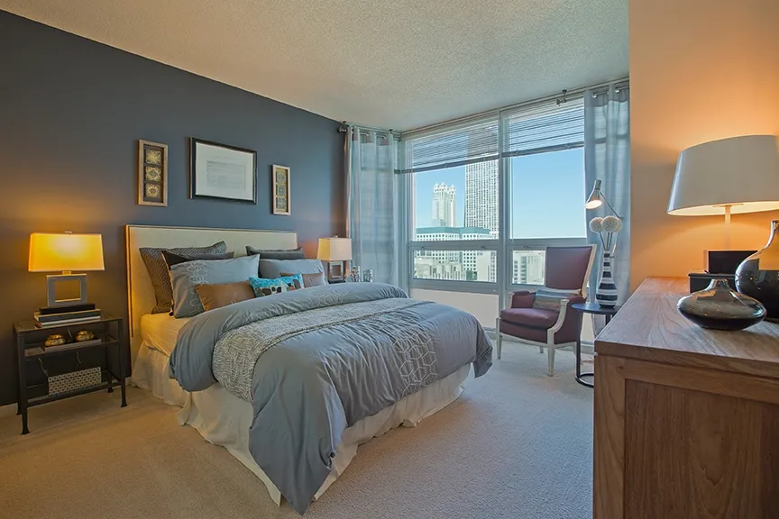 living room with couches at The Streeter in Streeterville