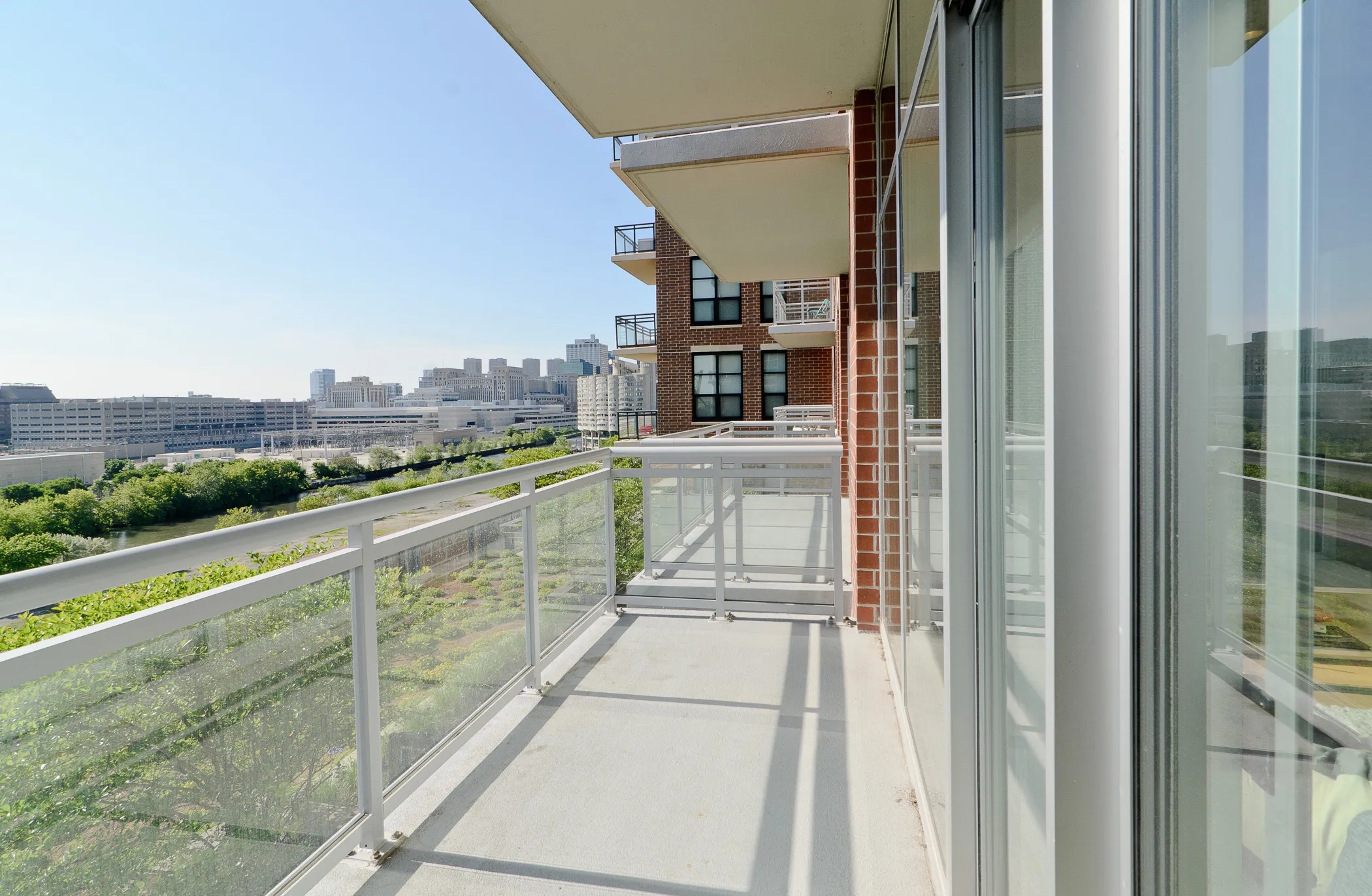 dining room at Roosevelt Collection Lofts in the South Loop