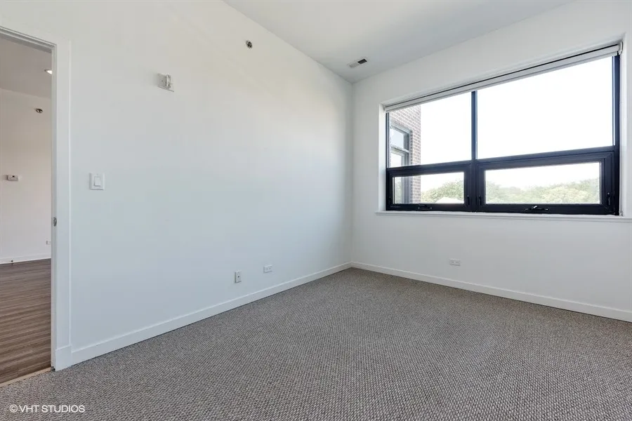 model kitchen at 5427 North Broadway Aprtments in Edgewater Chicago