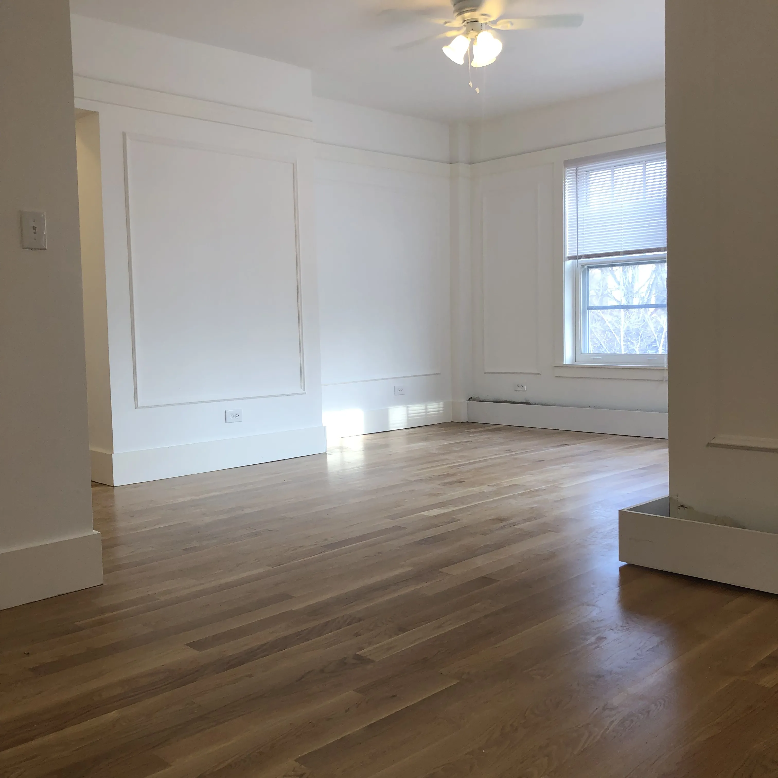 entry courtyard to 4520 North Malden Apartments