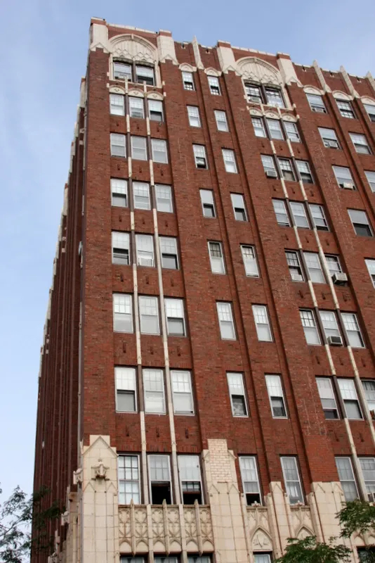 The vintage brick 4423 N Sheridan Road Apartments in Uptown Chicago