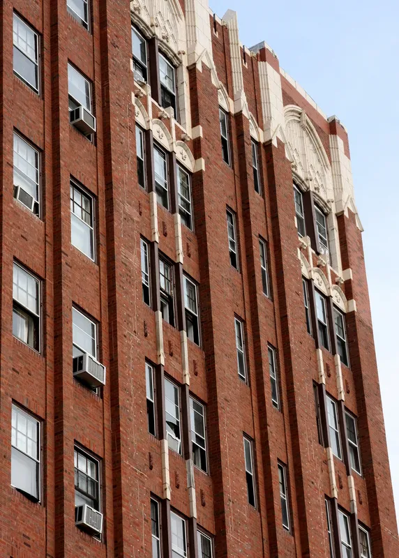 The vintage brick 4423 N Sheridan Road Apartments in Uptown Chicago