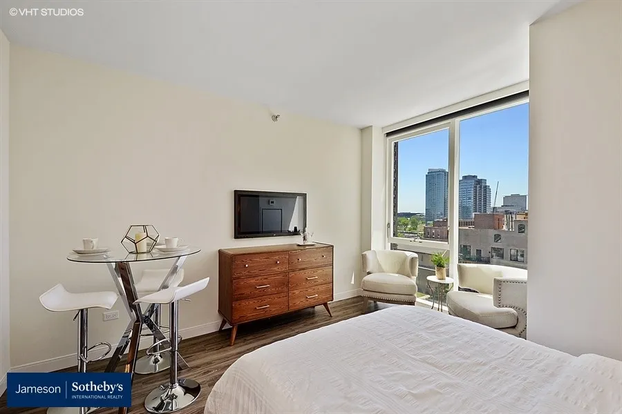 living room at 1407 On Michigan Apartments at 1407 South Michigan Ave