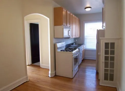 2557 West Montrose Apartments