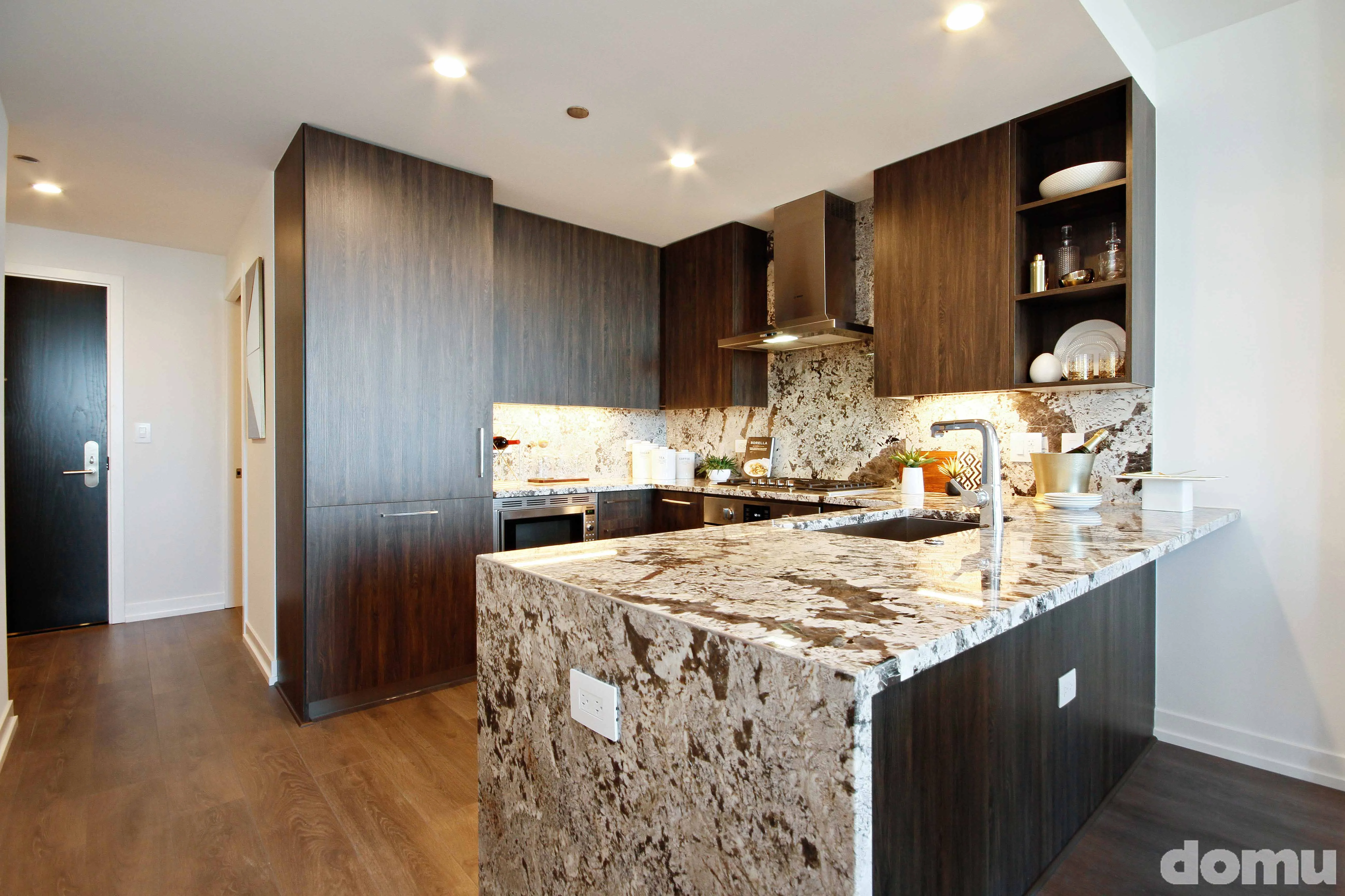 wide view of kitchen at The Hudson Apartments in River North