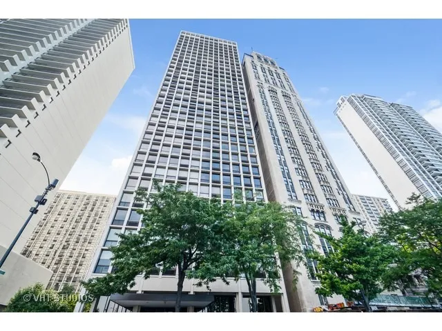 1240 N Lake Shore Apartments