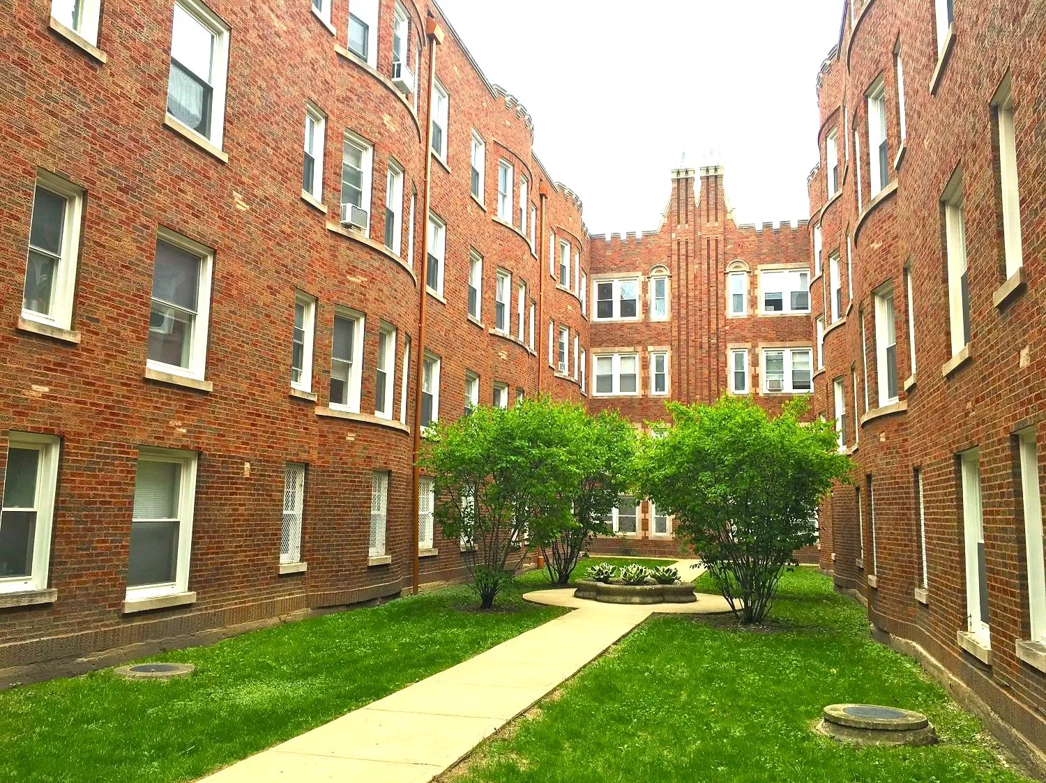 exterior courtyard with brick wall at 1261 West Argyle apartments
