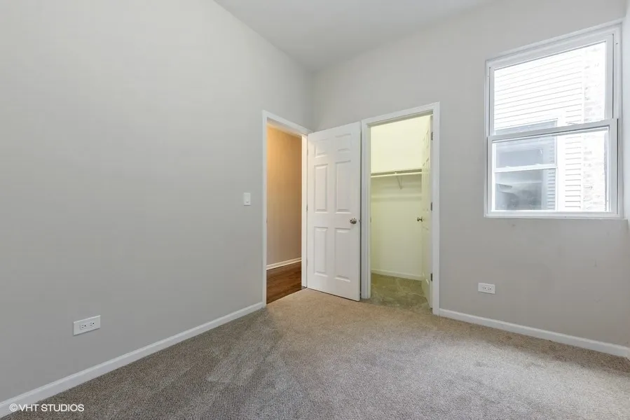 model kitchen at 5427 North Broadway Aprtments in Edgewater Chicago