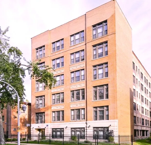 1310 West Lunt Apartments