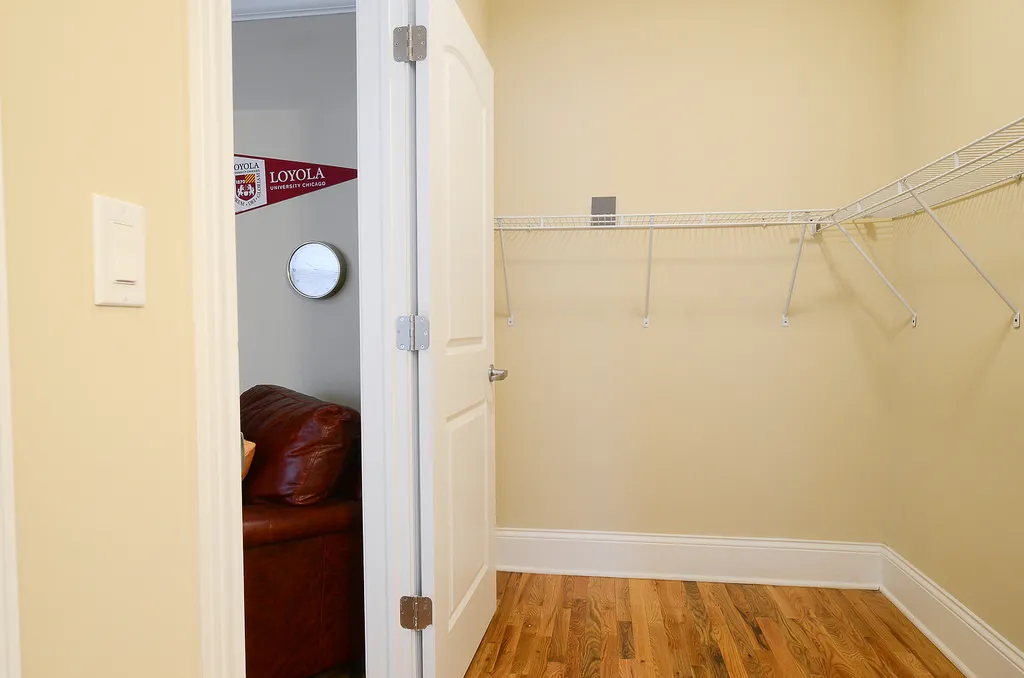 wall kitchen at 1331 West Loyola Apartments in Rogers Park Chicago