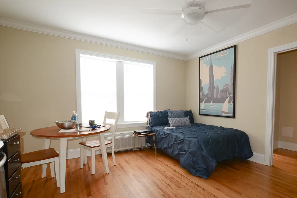 wall kitchen at 1331 West Loyola Apartments in Rogers Park Chicago