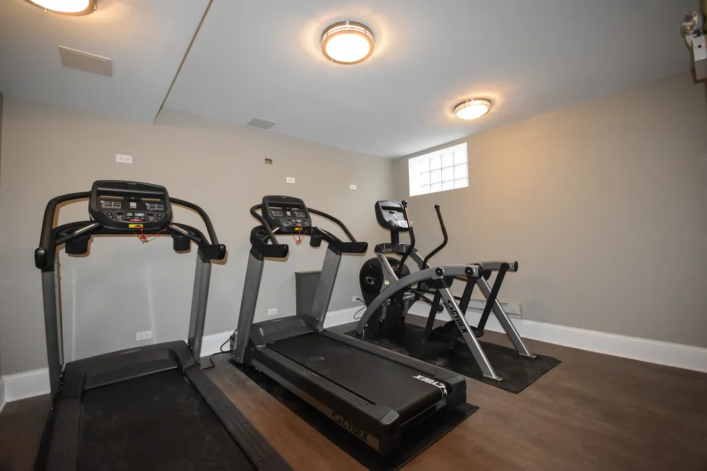 wall kitchen at 1331 West Loyola Apartments in Rogers Park Chicago