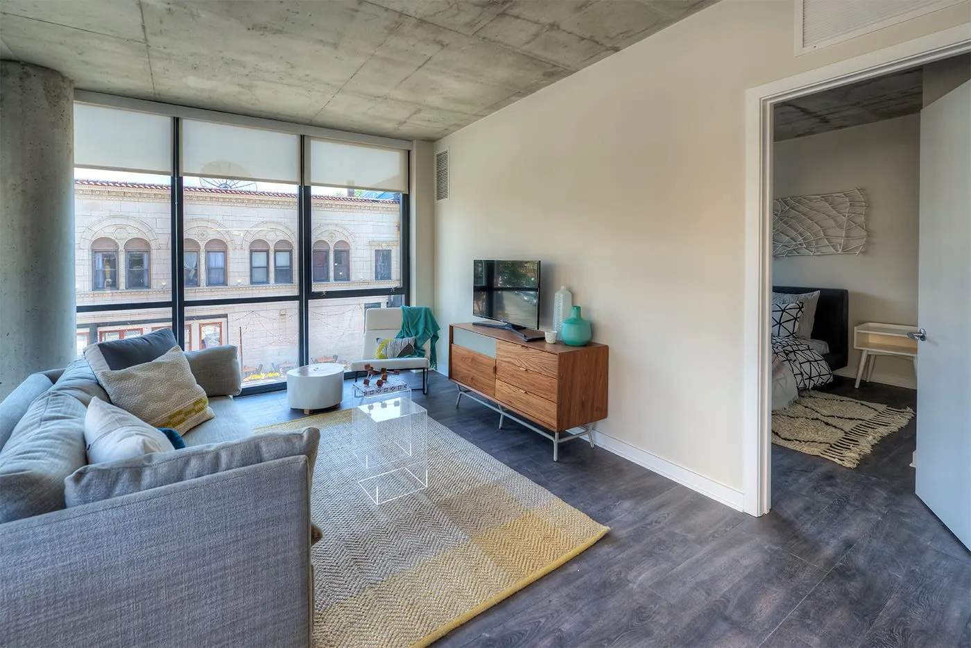 furnished living room at Centrum Lakeview Apartments at 1714 West Roscoe