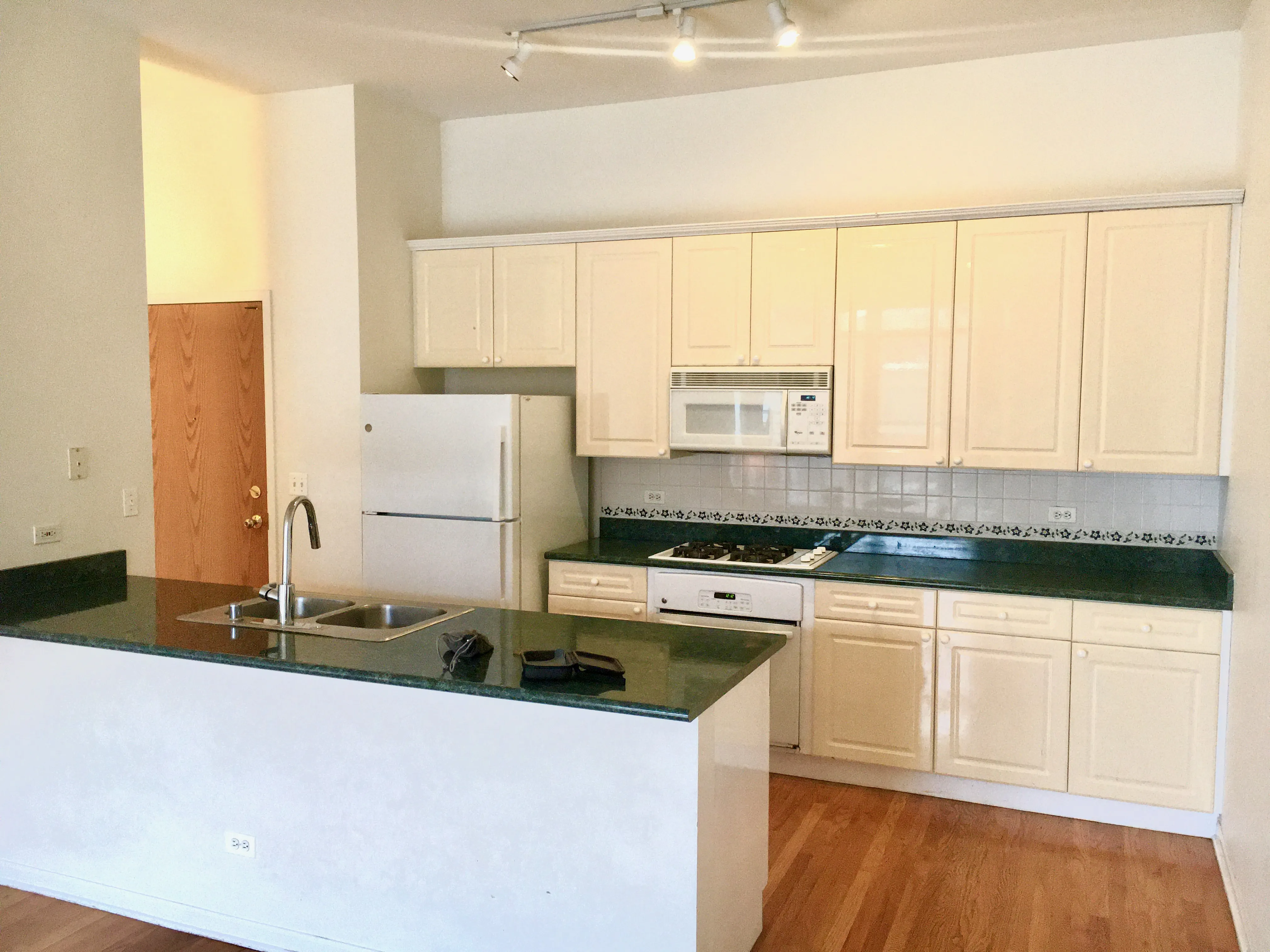 1350 West Fullerton Apartments