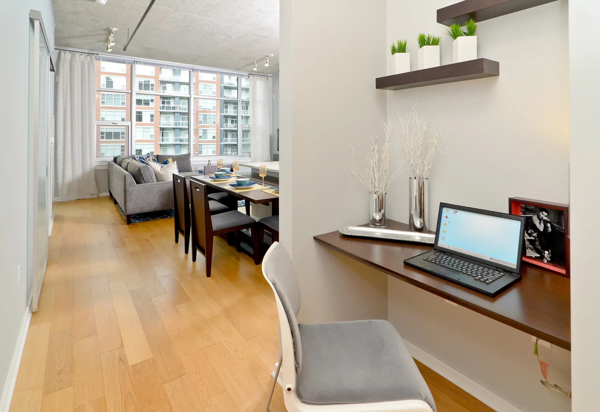 dining room at Roosevelt Collection Lofts in the South Loop