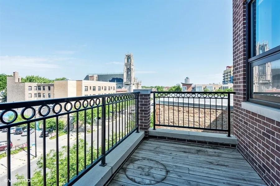 model kitchen at 5427 North Broadway Aprtments in Edgewater Chicago