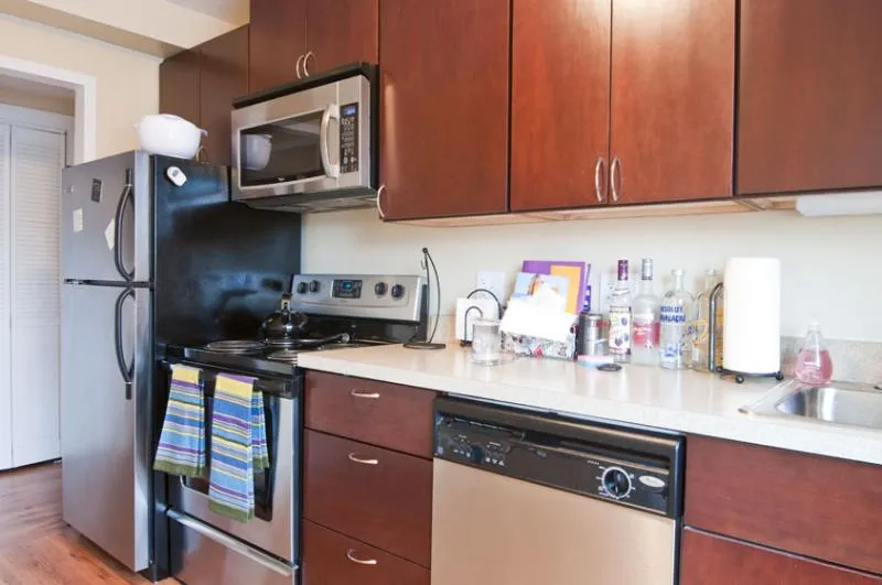 model apartment kitchen at 1410 Chicago Apartments in Evanston, IL
