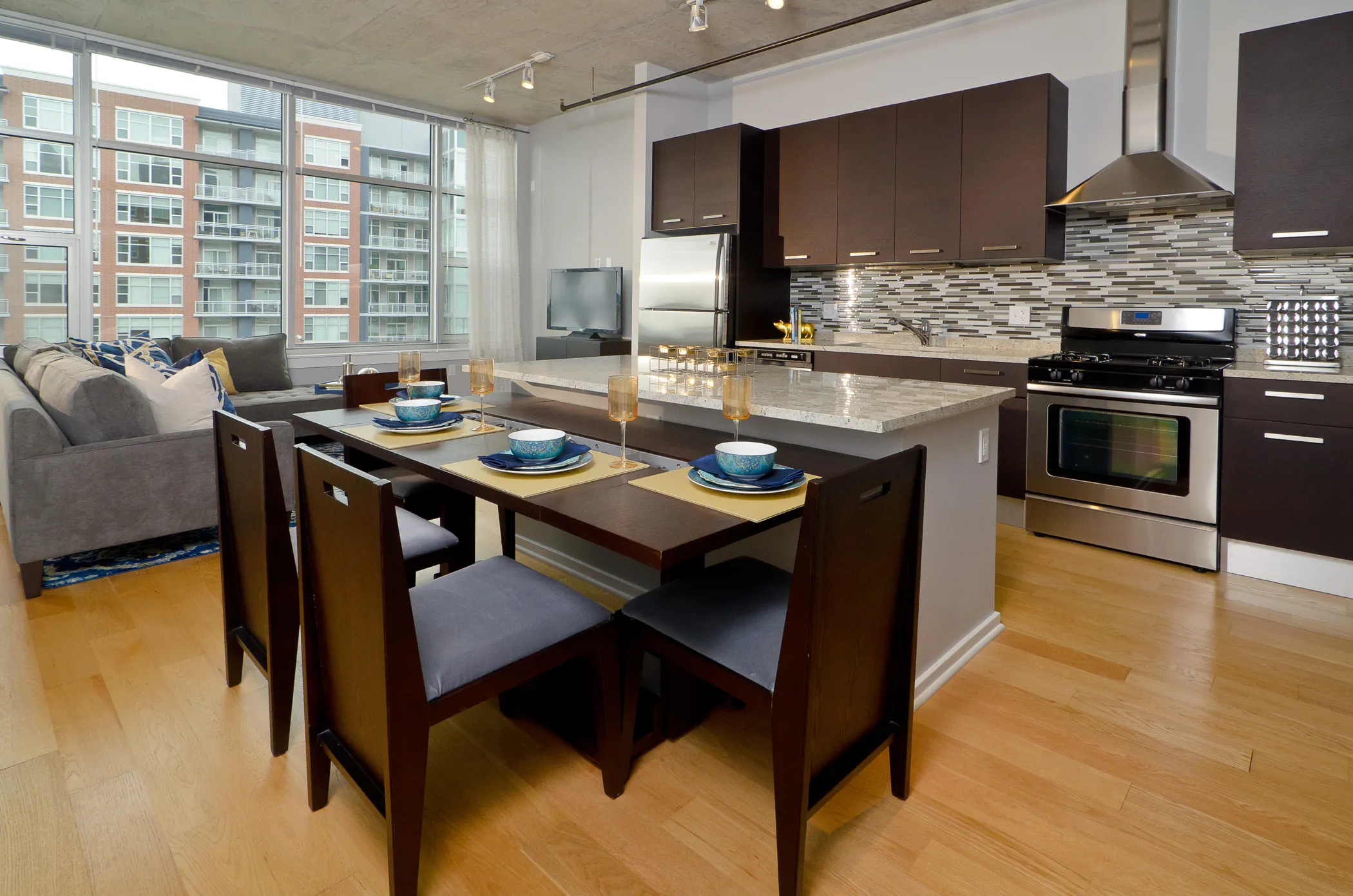 dining room at Roosevelt Collection Lofts in the South Loop