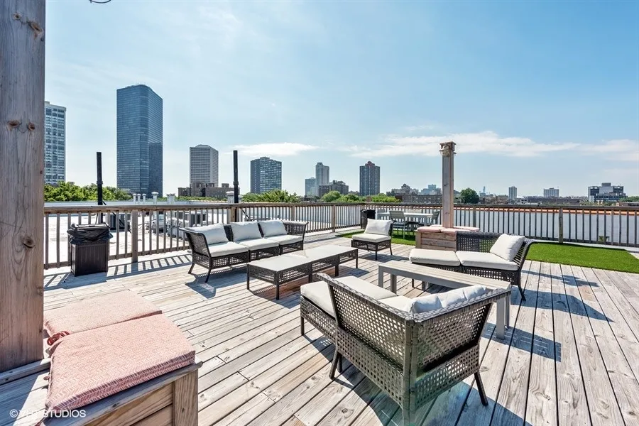 model kitchen at 5427 North Broadway Aprtments in Edgewater Chicago