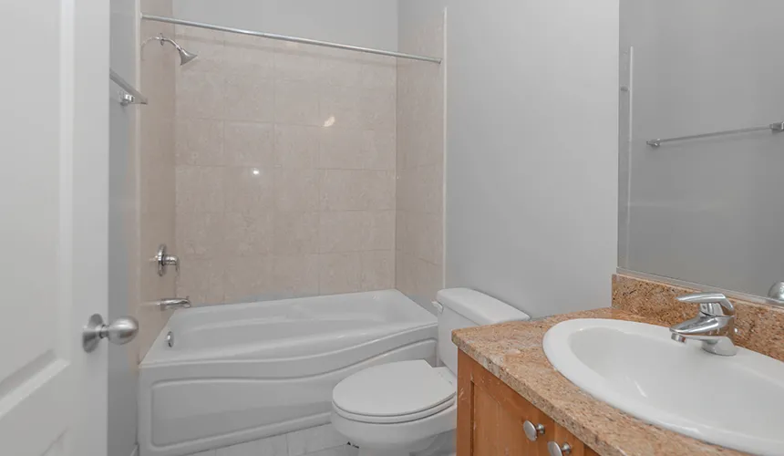 exterior front of 1500 North damen Apartments in Wicker Park Chicago