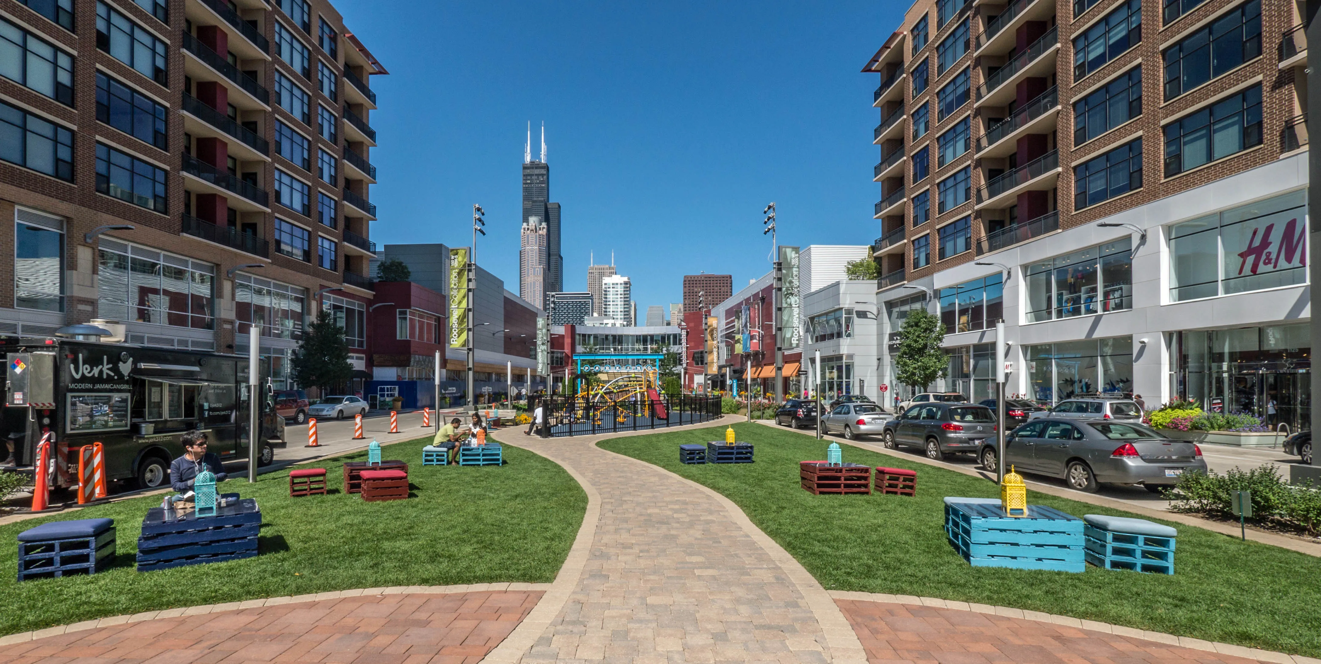 dining room at Roosevelt Collection Lofts in the South Loop