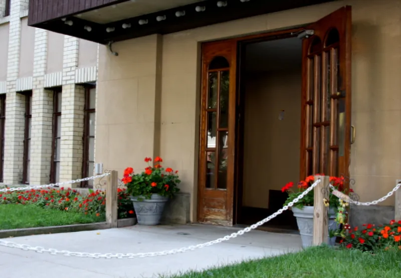 5830 N Kenmore Apartments