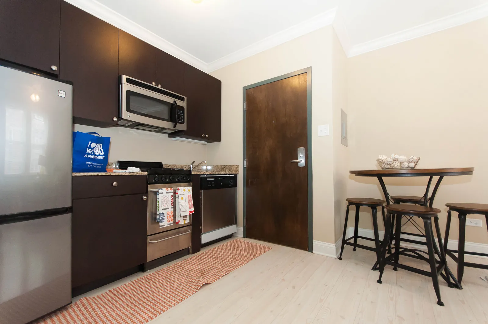 furnished and deorated unit at 839 W. Diversey Apartments in Chicago