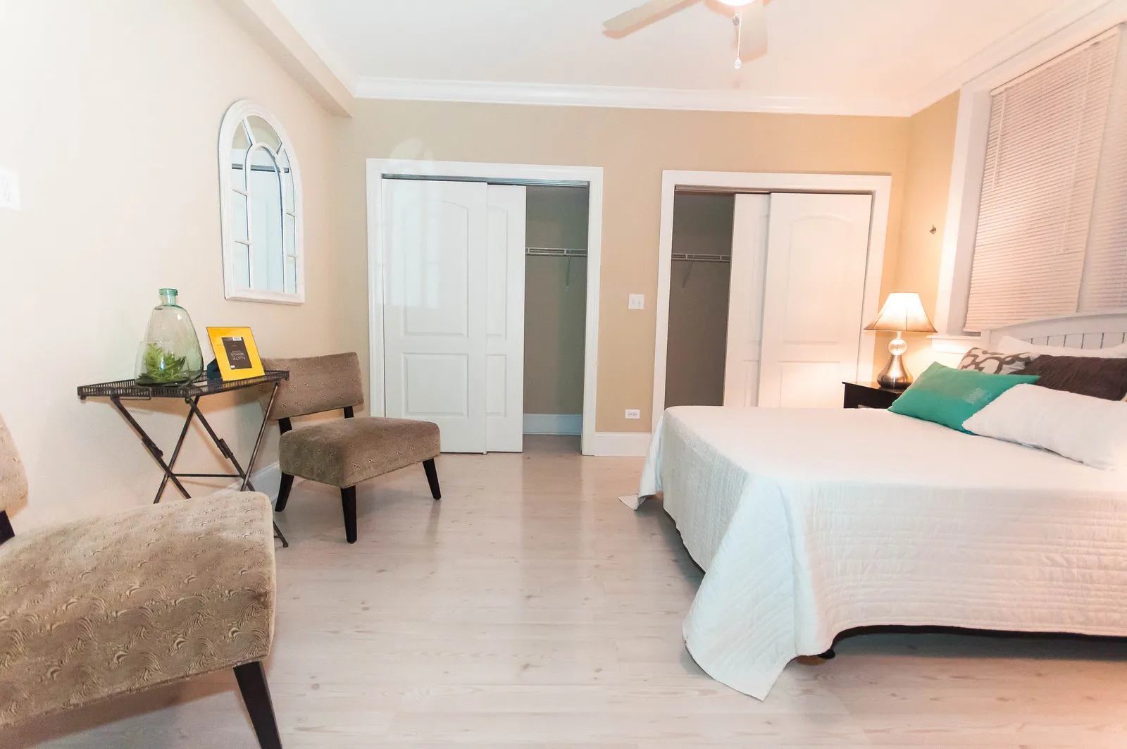 furnished and deorated unit at 839 W. Diversey Apartments in Chicago