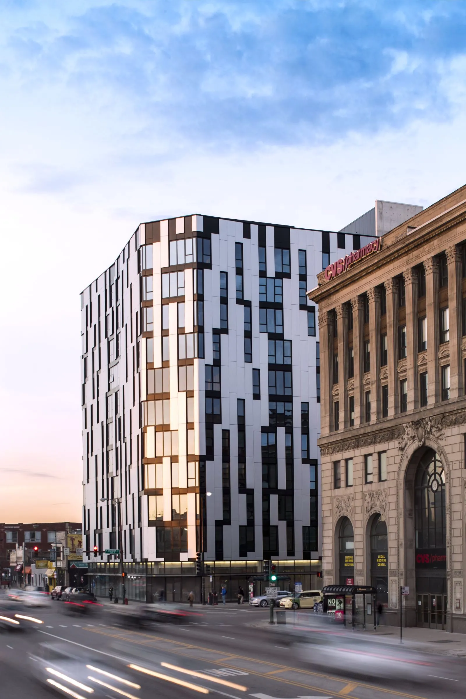 rooftop lounge chairs at 1611 W Division Apartments in Wicker Park