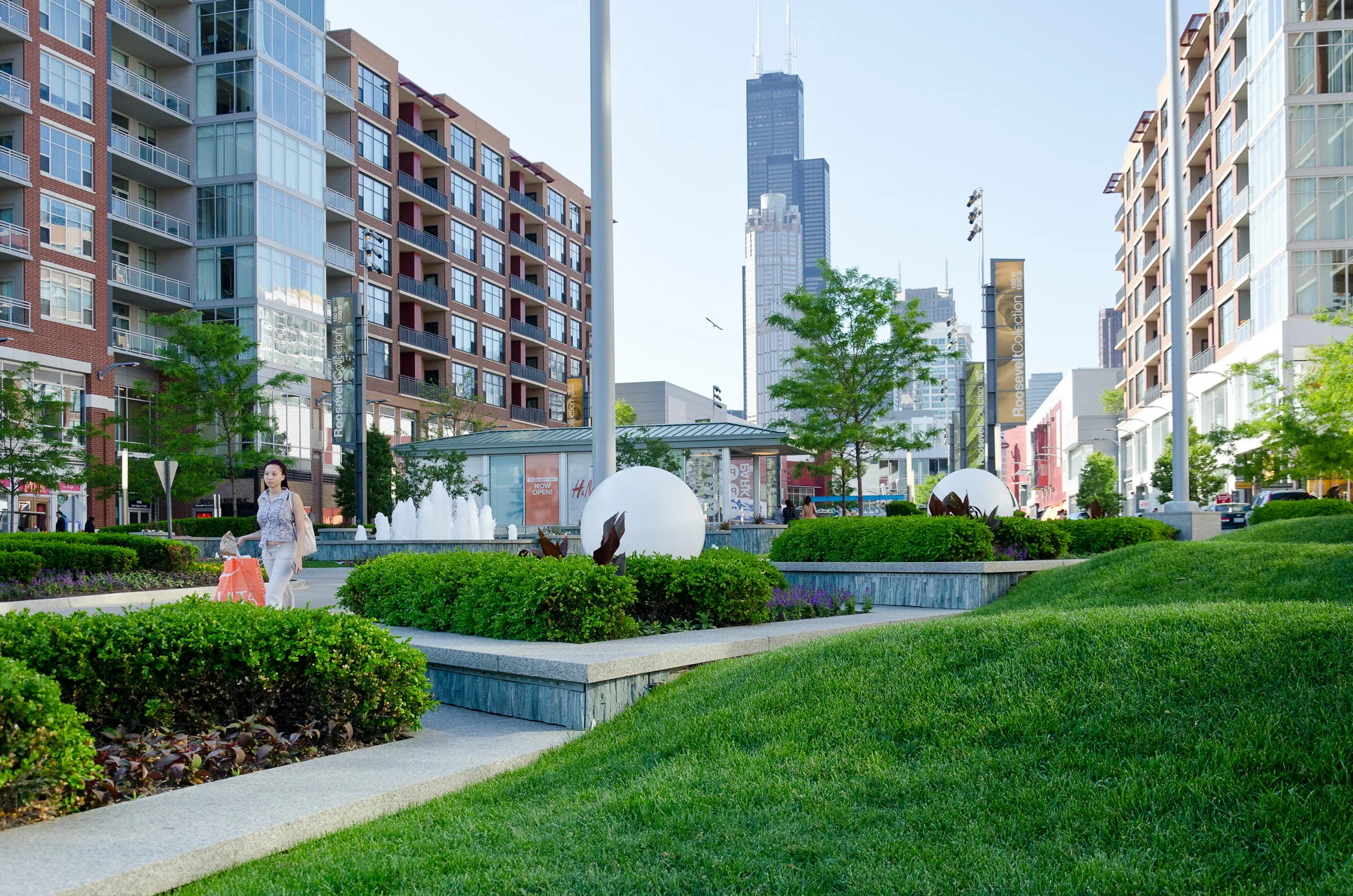 dining room at Roosevelt Collection Lofts in the South Loop