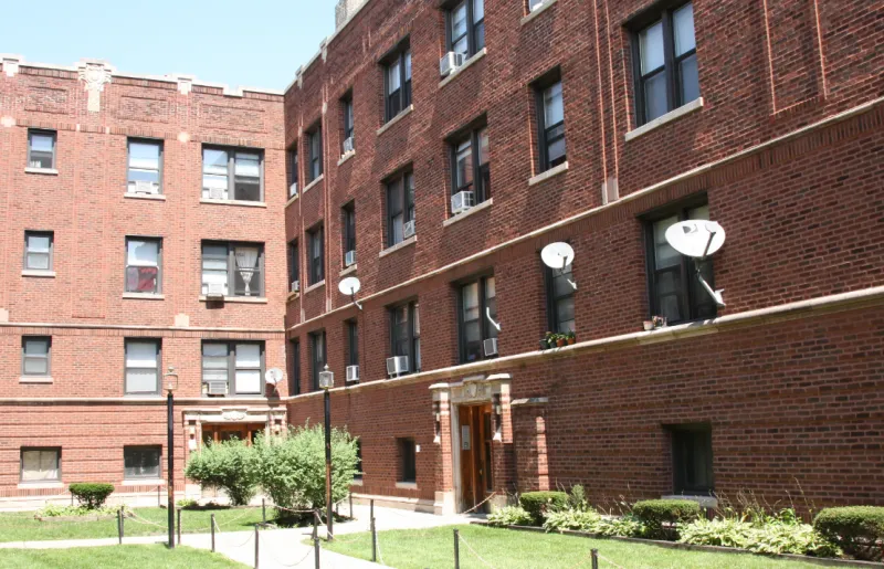 living room of 1712 West Albion Apartments in Rogers Park Chicago