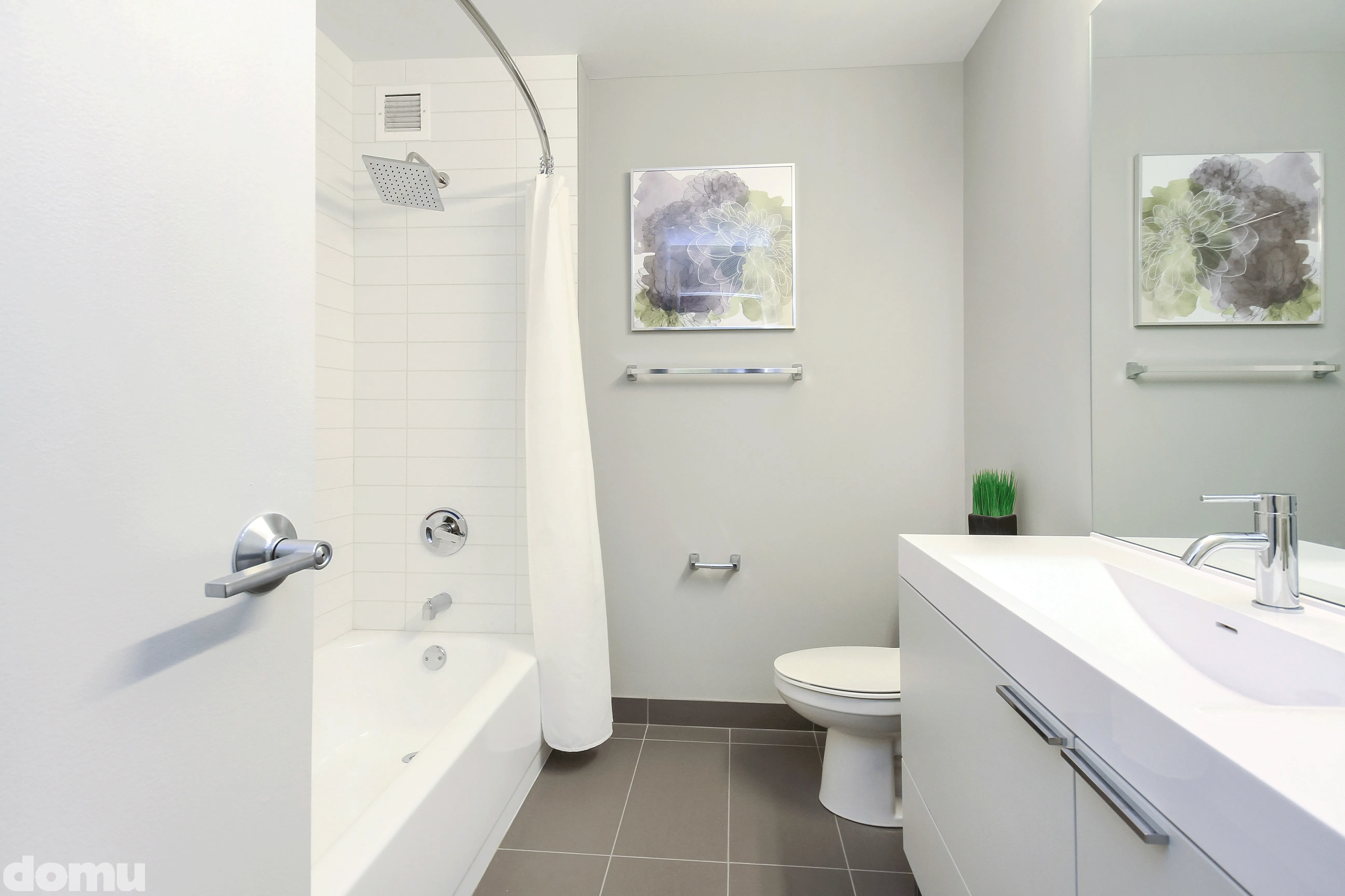 dining room and kitchen at The Kent Apartments in Lincoln Park Chicago