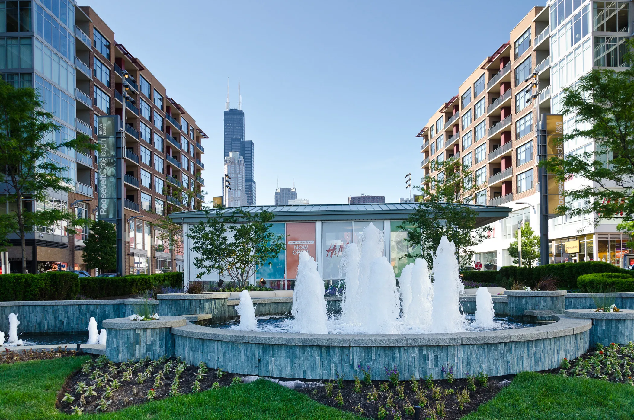 dining room at Roosevelt Collection Lofts in the South Loop