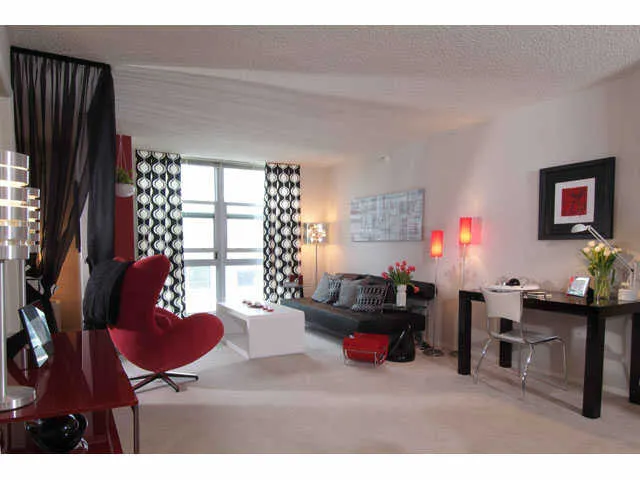 tower view of 180 North Jefferson Apartments in the West Loop Chicago