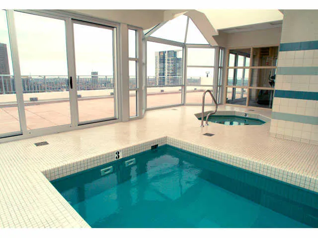 tower view of 180 North Jefferson Apartments in the West Loop Chicago