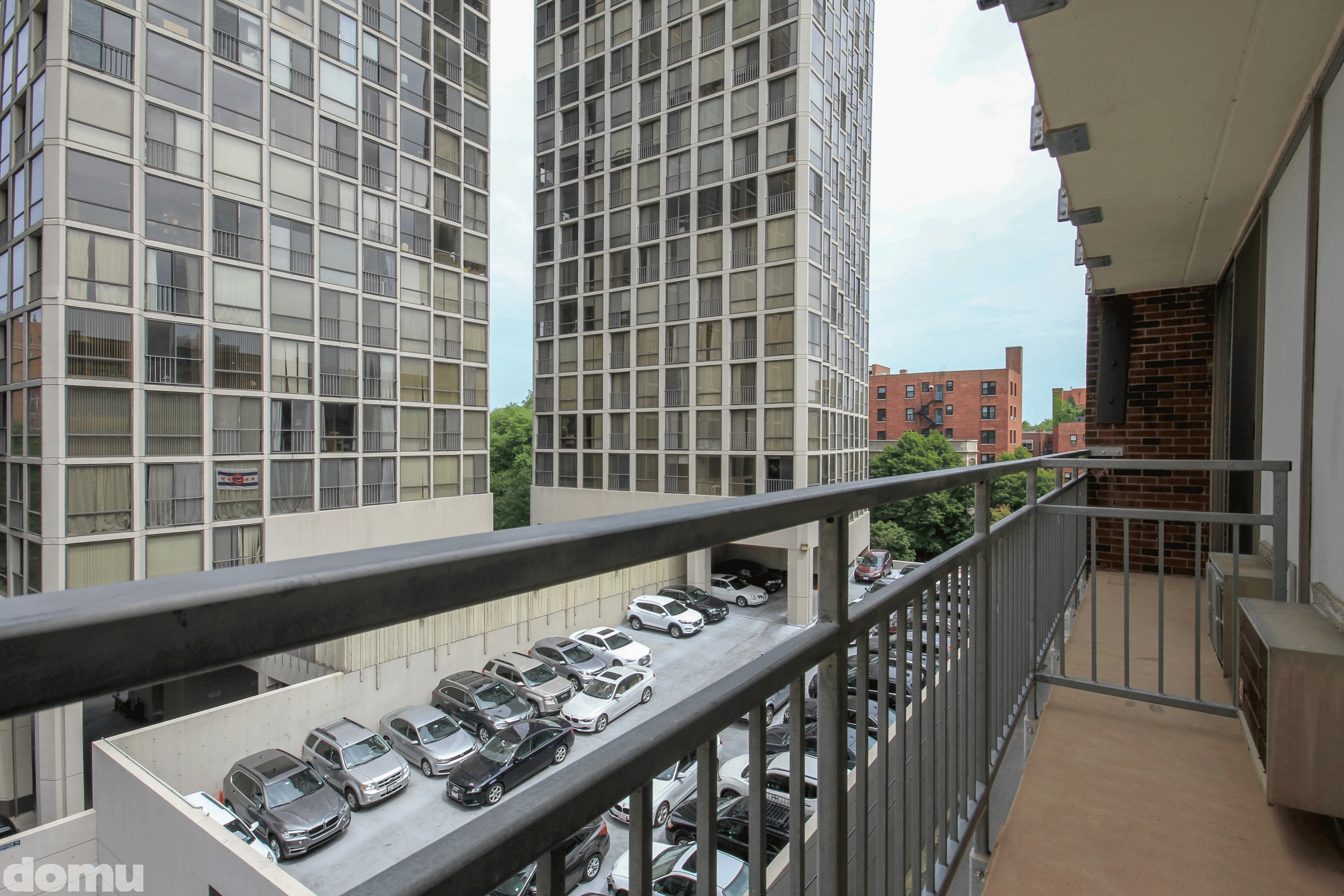 garden in front of lobby at 2340 North Commonwealth in Lincoln Park