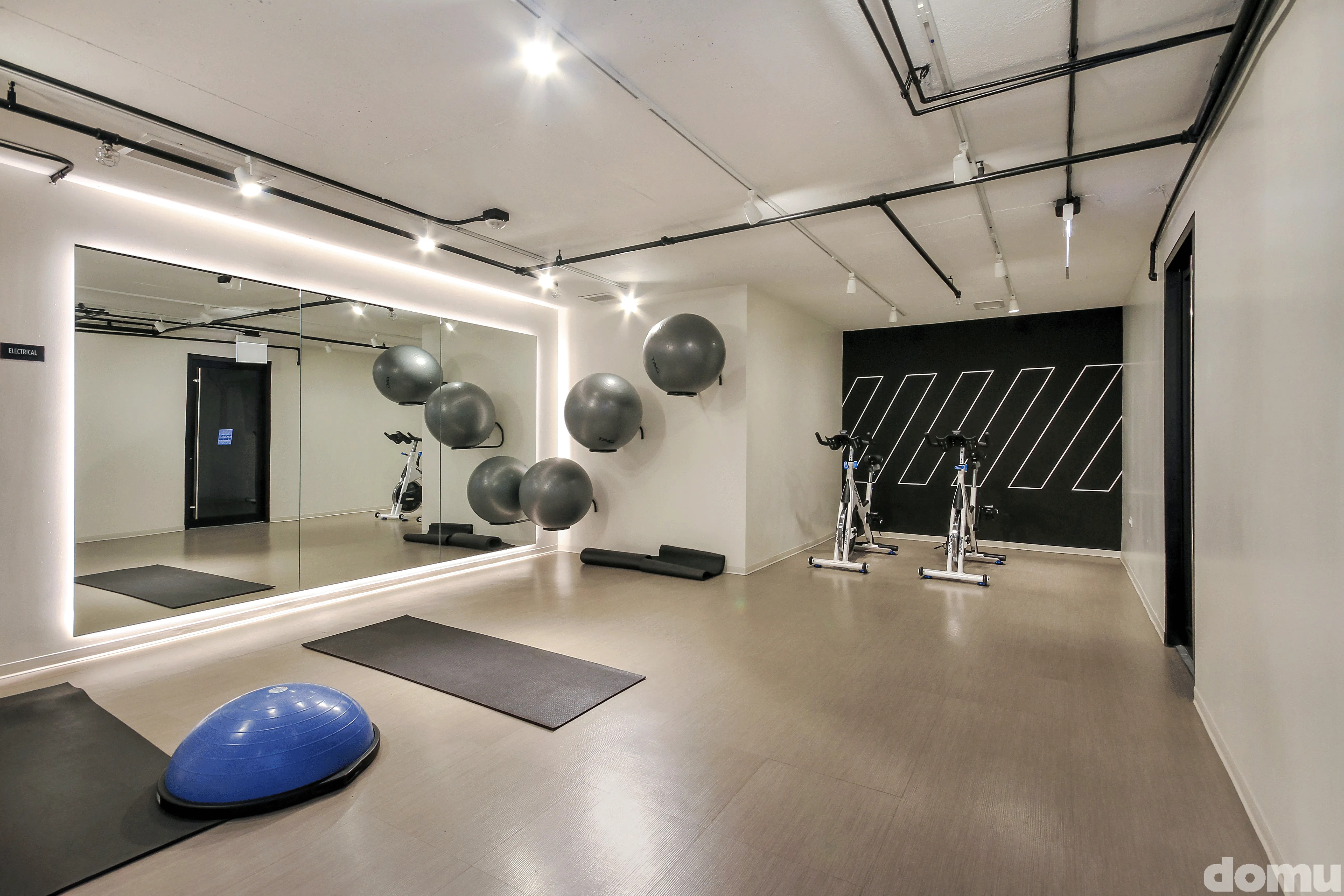dining room and kitchen at The Kent Apartments in Lincoln Park Chicago