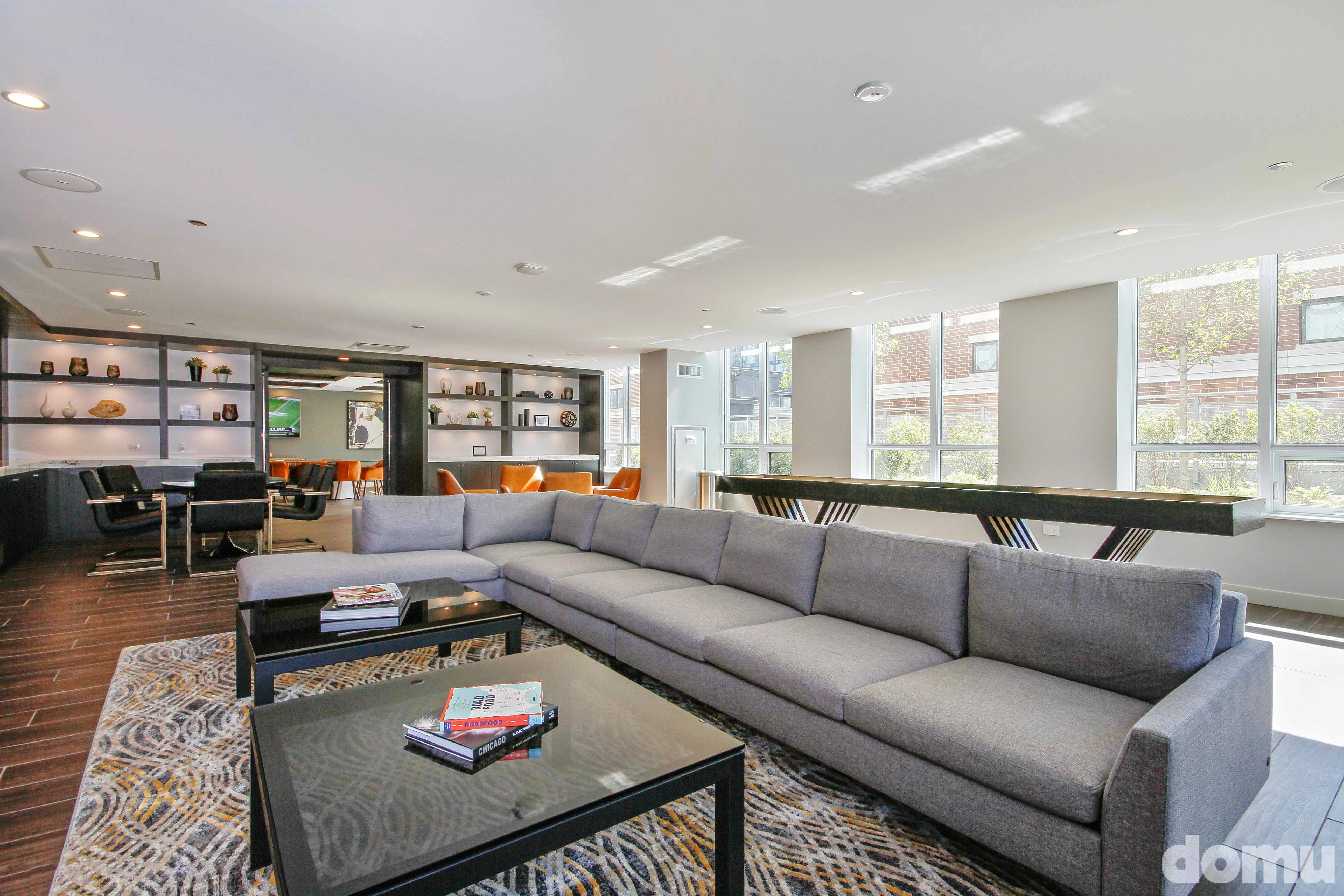 outdoor eating area at The Hudson Apartments in River North Chicago