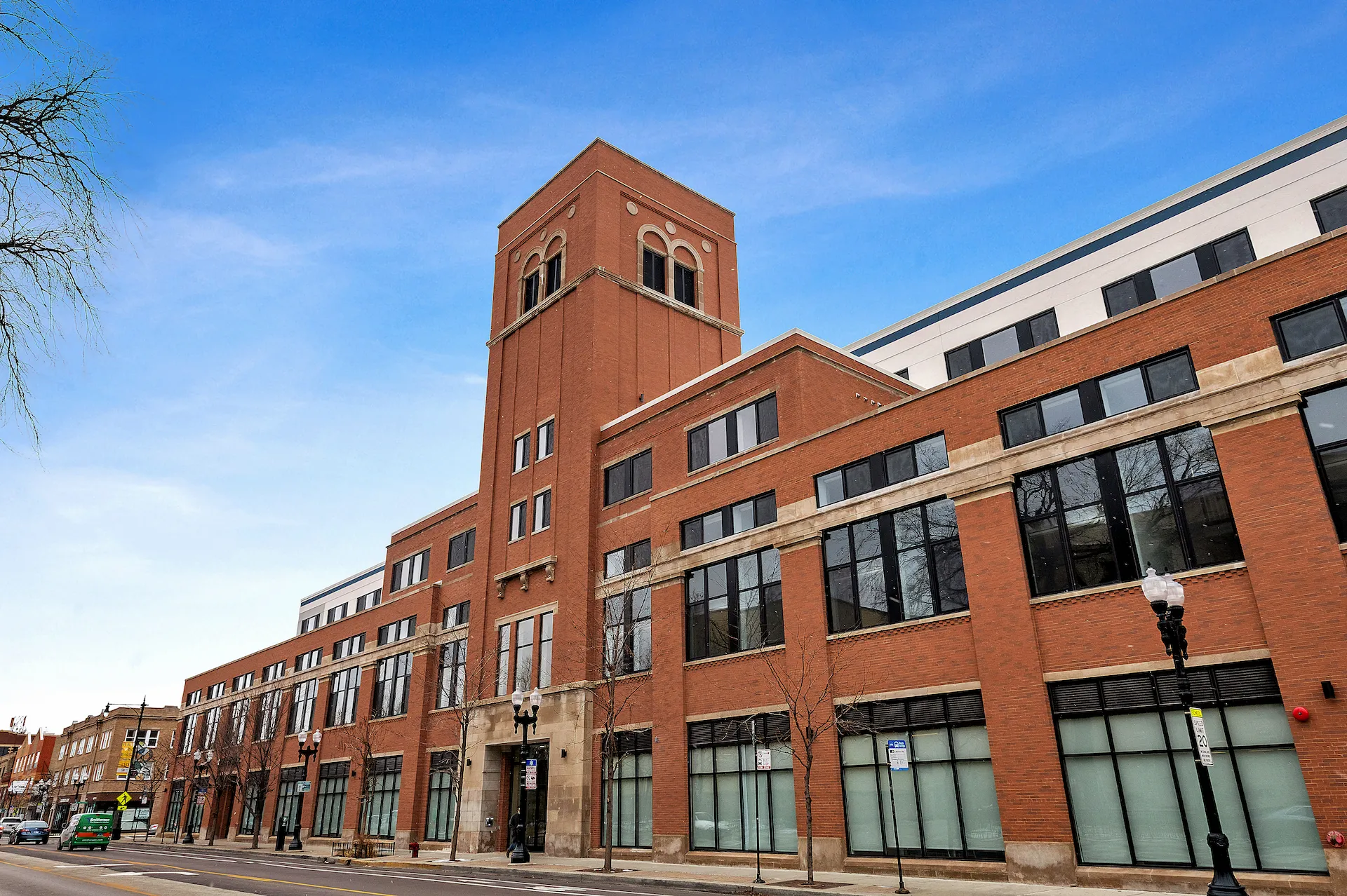 1900 West Lawrence Apartments