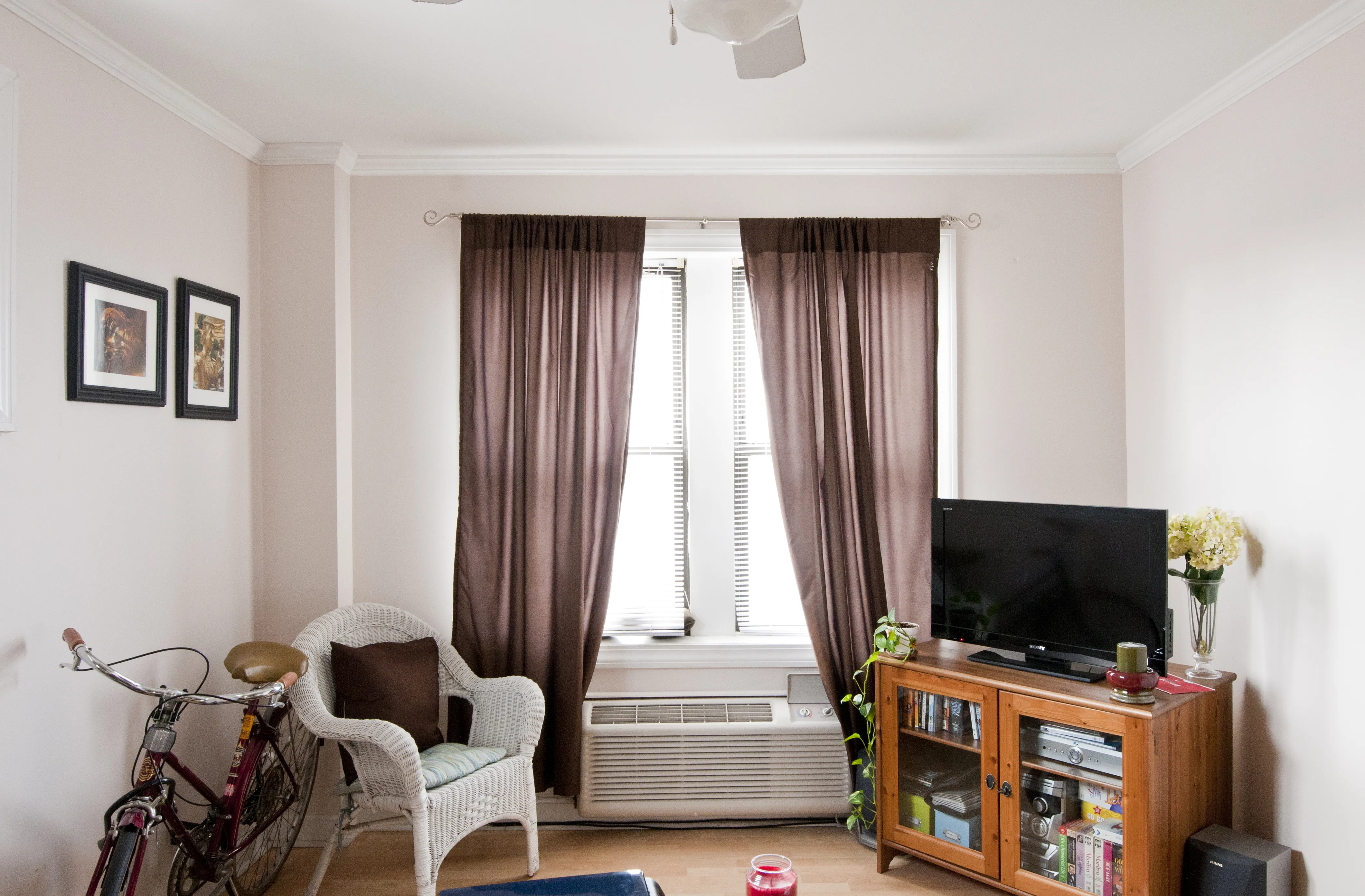 furnished living room apt 601 at 1939 N Lincoln Apartments in Lincoln Park 