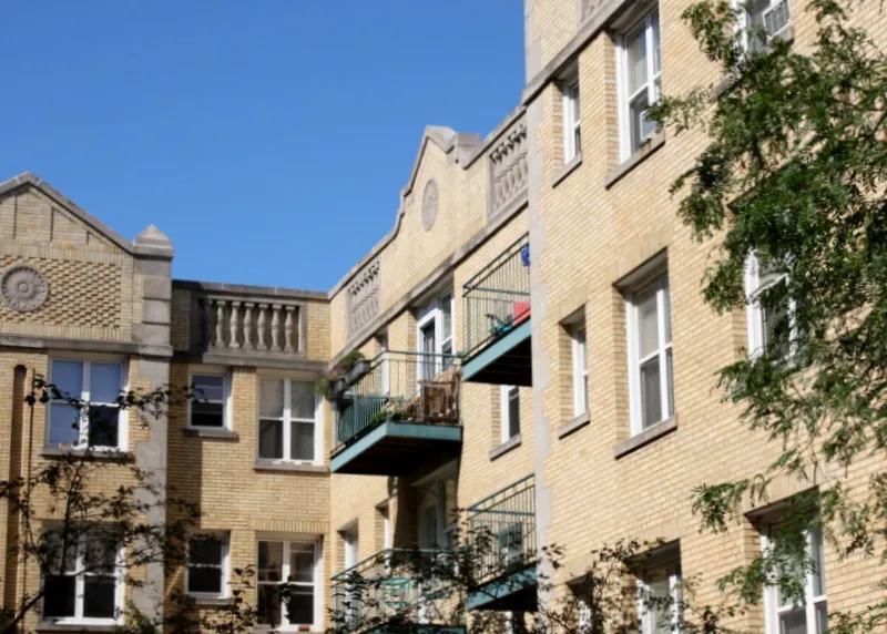 lush entry courtyard at Dakin Court Apartments in Lakeview Chicago