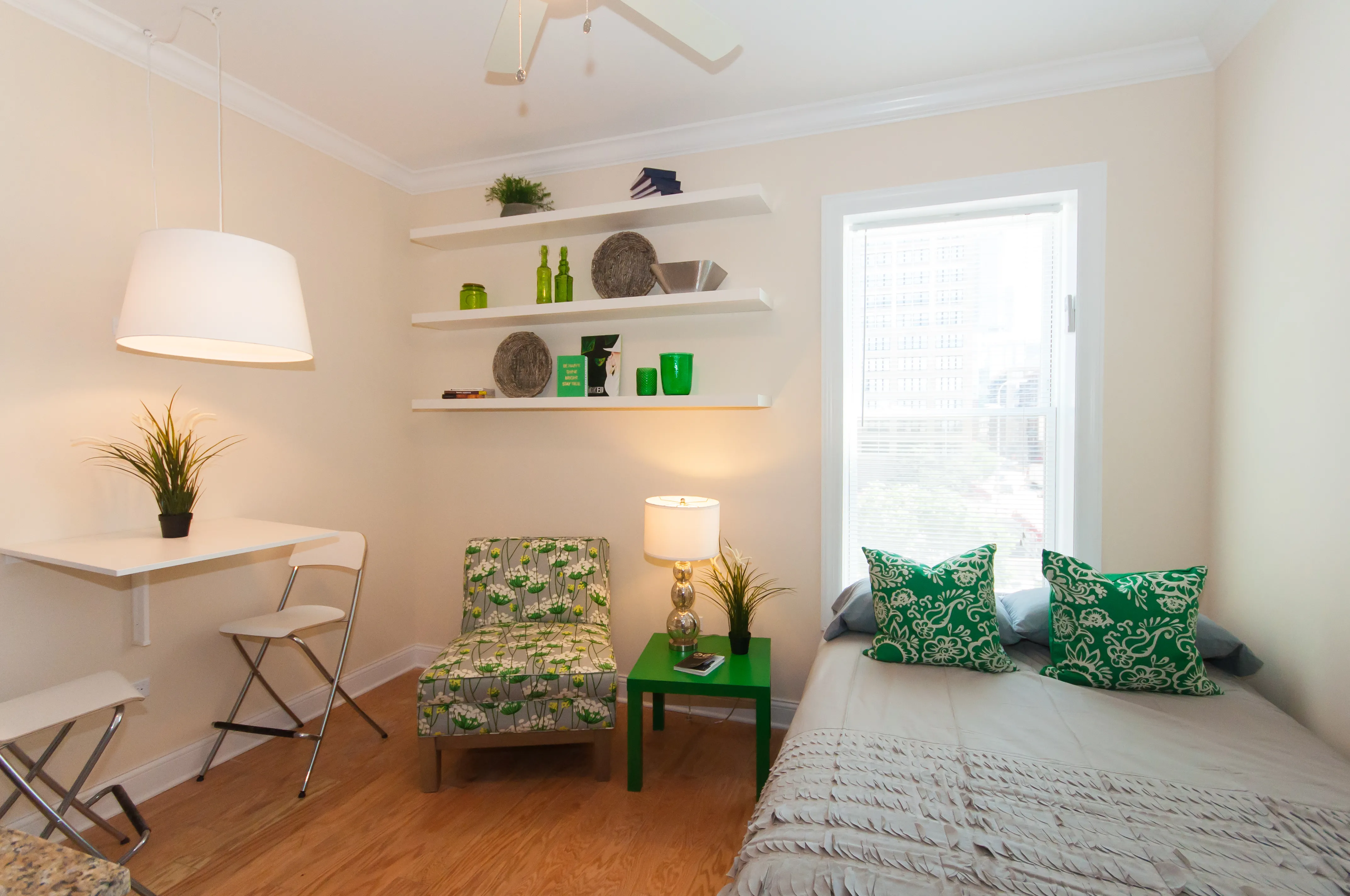 living room at 768 West Jackson Apartments in Chicago