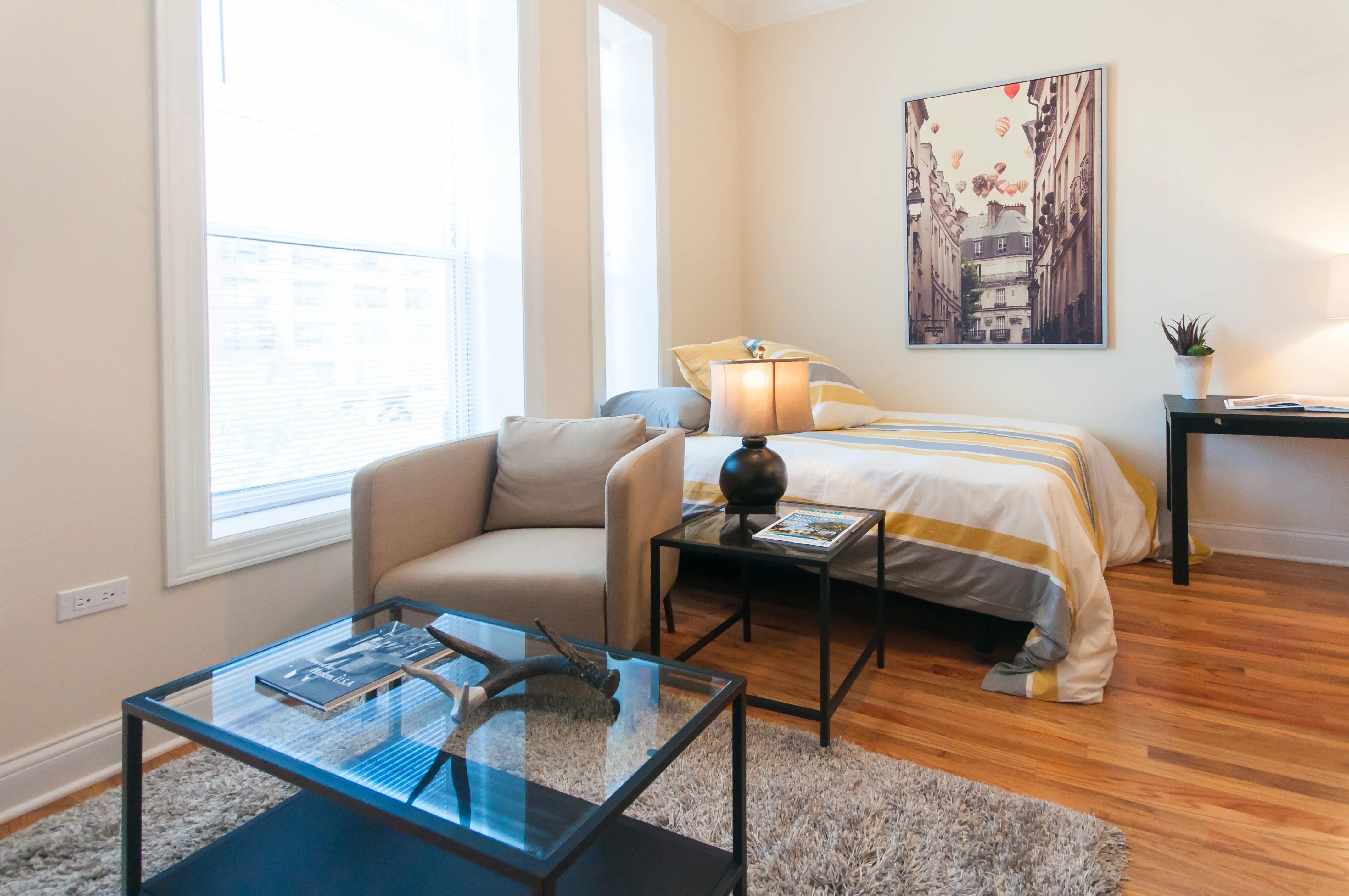 living room at 768 West Jackson Apartments in Chicago