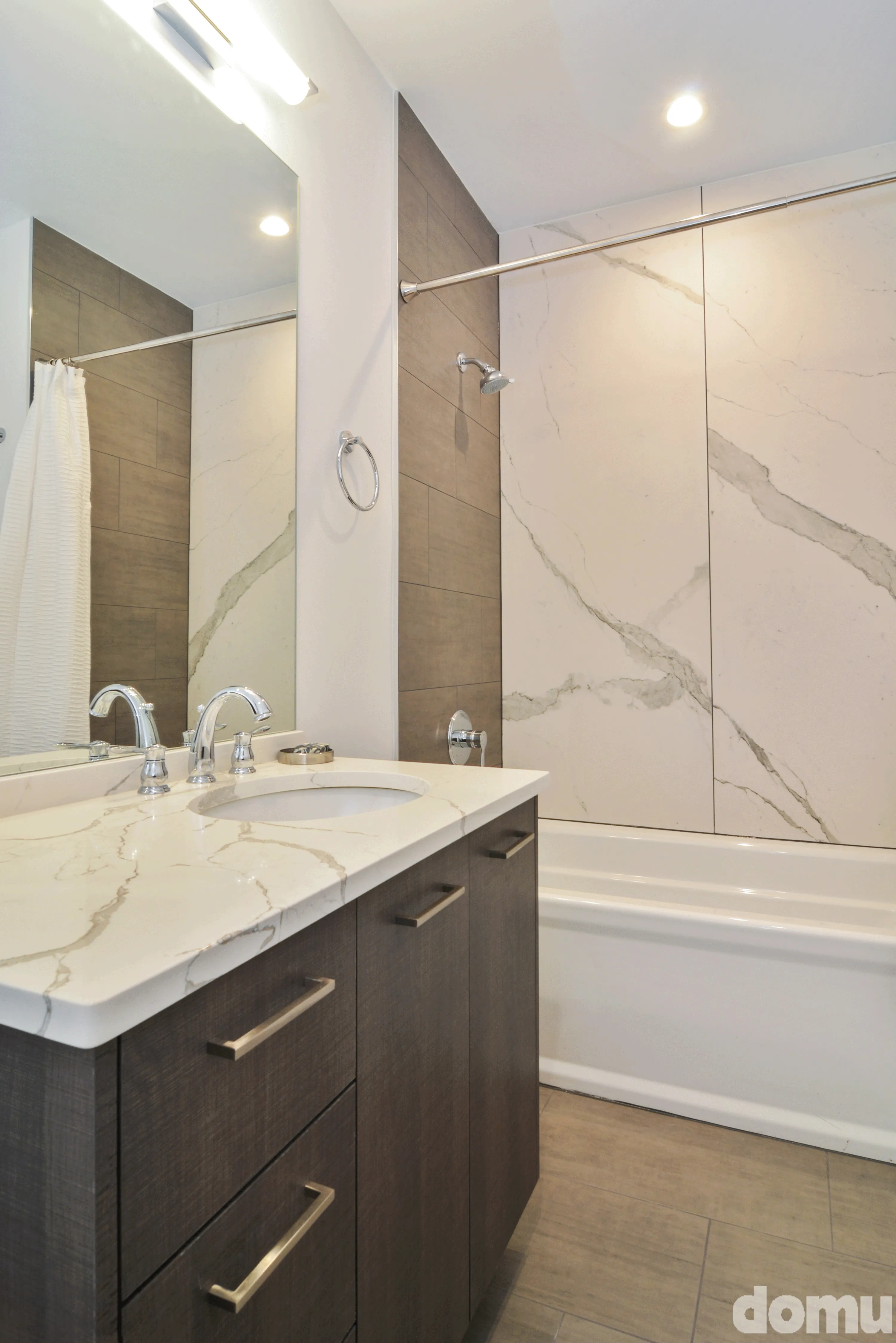 2nd bathroom vanity at Melrose On The Lake Apartments in Lakeview Chicago