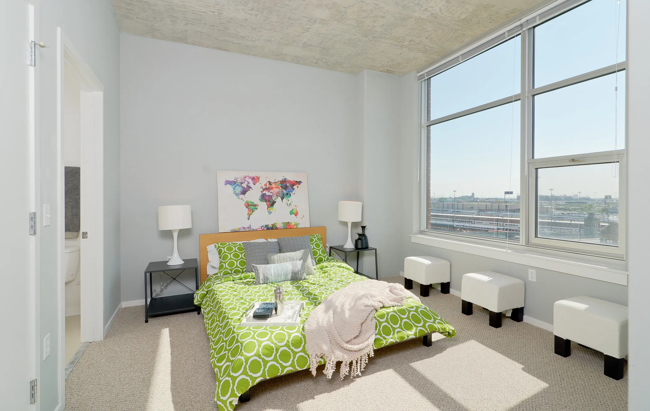 dining room at Roosevelt Collection Lofts in the South Loop